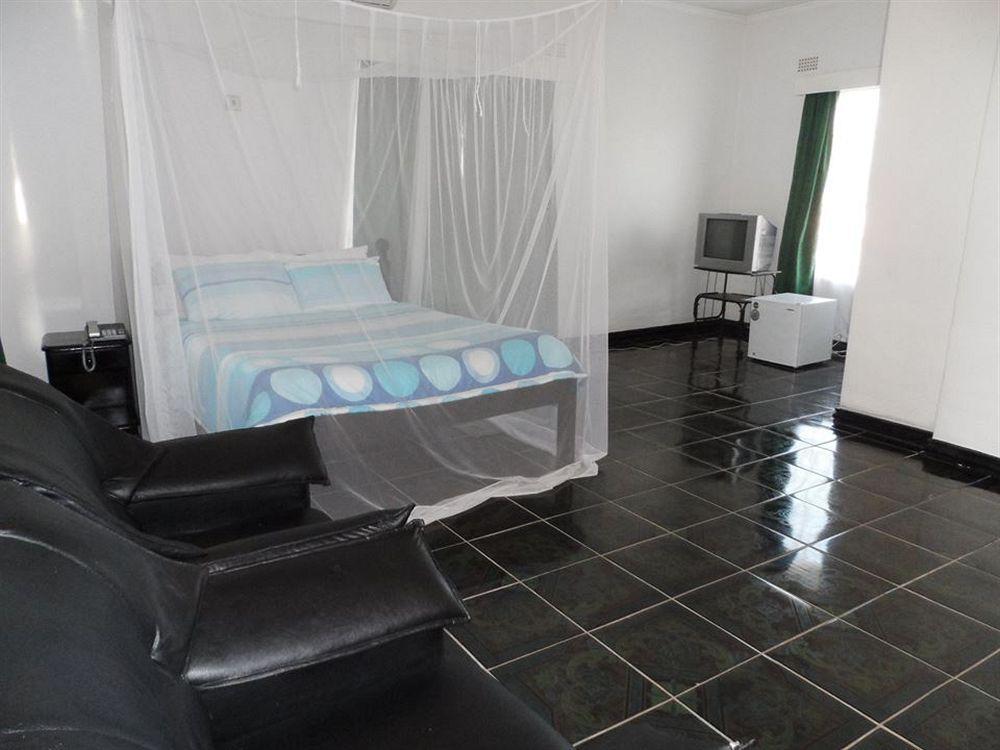 Skinny Hippos Lodge Mangochi Dış mekan fotoğraf